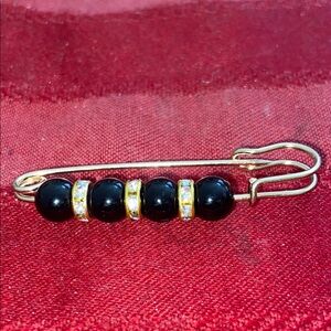 5/$10❤️❤️❤️NEW Gold and Black Beaded Safety Pin Broach